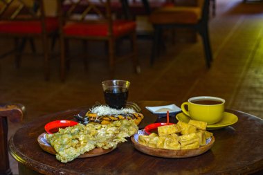 Blitar, East Java, Endonezya 'da bir kafede servis edilen tabakta çeşitli soya peyniri, kızarmış tempeh ve muzlu börek. Yemek Fotoğrafçılığı.