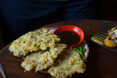 Blitar, East Java, Endonezya 'da bir kafede servis edilen tabakta çeşitli soya peyniri, kızarmış tempeh ve muzlu börek. Yemek Fotoğrafçılığı.