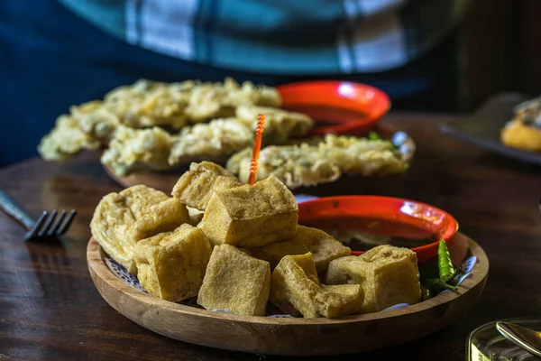 Blitar, East Java, Endonezya 'da bir kafede servis edilen tabakta çeşitli soya peyniri, kızarmış tempeh ve muzlu börek. Yemek Fotoğrafçılığı.