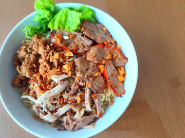 Öğütülmüş tavuklu erişte çorbası ve dilimlenmiş ördek. Yemek Fotoğrafçılığı.