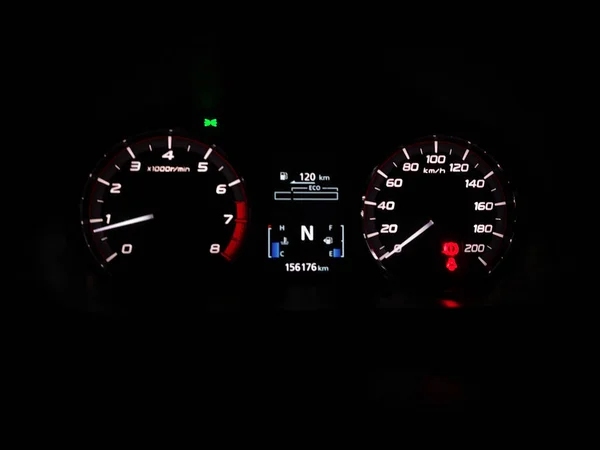 仪表面板显示在汽车上 显示车辆以每小时公里或每小时英里或每小时英里为单位的当前速度 通常由一个带有数字标记的圆形拨号组成 — 图库照片