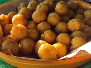 Sala Lauak, Pariaman, West Sumatra 'dan tipik bir kızarmış yemektir. Sarımsı-kahverengi renkte pirinç unundan yapılır..