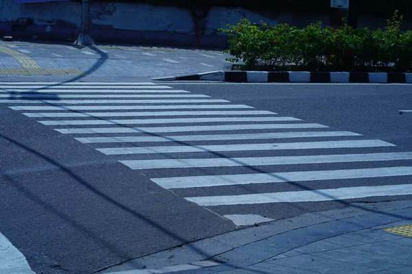 Düşük trafik saatlerinde Endonezya 'nın merkez Jakarta kentindeki Zebra Haçı ya da yaya geçidi tesisleri.