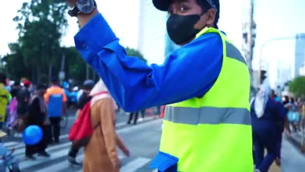 Julho 2023 Jacarta Indonésia Autoridades Estavam Ocupadas Gerenciando Tráfego Travessia — Vídeo de Stock
