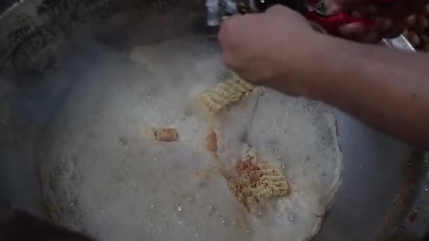 Zubereitung Der Instant Nudeln Namens Mie Bangladesh Oder Bangladesh Noodle — Stockvideo