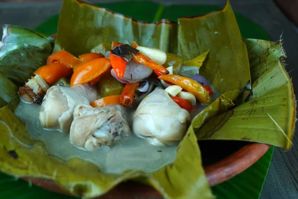 Garang Asem Makanan Tradisional Jawa Disajikan Piring Tanah Liat Dilapisi — Stok Foto