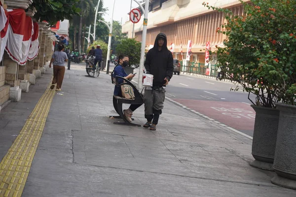 2023年8月13日 インドネシア ジャカルタ クチニ駅前のクチニ ラヤ通りの朝のシーン 人々は 商品を表示するベンダーについて喧嘩します ストリート写真 — ストック写真