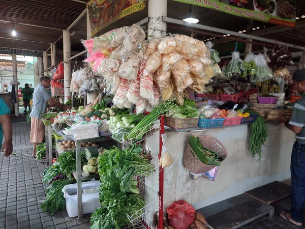 2023年8月18日 インドネシア スラバヤ シタラント モダンマーケットでの活動 さまざまな重要な商品の販売者は 潜在的なバイヤーに商品を表示します ストリート — ストック写真