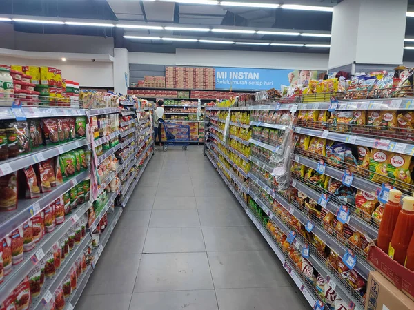 2023年8月19日 インドネシア 東ジャワ州スラバヤ インドネシア スラバヤのスーパーマーケットで食品 飲料棚の展示 ビジネス ファイナンス写真 — ストック写真