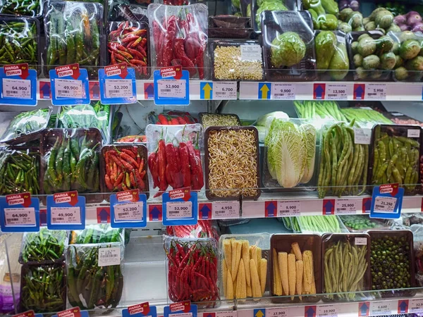 2023年8月19日印度尼西亚东爪哇 苏拉巴亚 印尼苏拉巴亚一家超市的货架上陈列着混合蔬菜商业和金融图片 — 图库照片