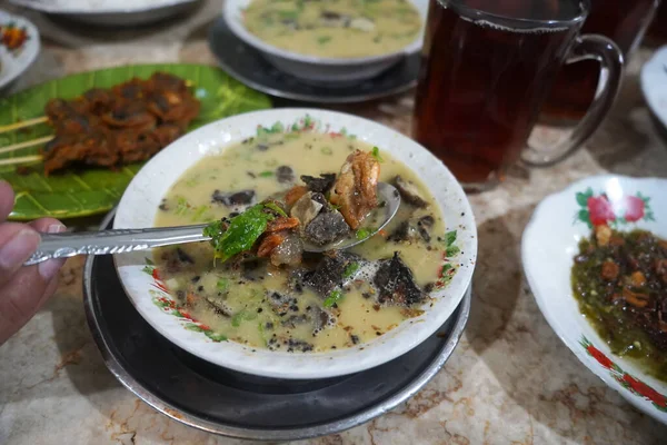 Mangkuk Soto Gaya Medan Atau Sup Dengan Kombinasi Daging Sapi — Stok Foto