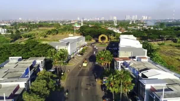 在被称为Citraland的东爪哇市的Surabaya市西部上空飞行 你会在两边的商店和建筑物之间遇到相当繁忙的交通编织 Drone视频 — 图库视频影像