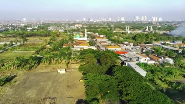 在被称为Citraland的东爪哇市的Surabaya市西部上空飞行 你会在两边的商店和建筑物之间遇到相当繁忙的交通编织 Drone视频 — 图库视频影像