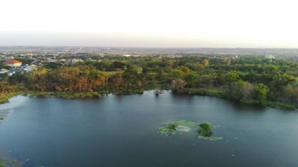 Drone Sorvola Piccolo Lago Circondato Vegetazione Secca Con Contorni Collinari — Video Stock