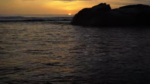 Atmosfera Dei Momenti Mentre Sole Tramonta Una Spiaggia Tapak Tuan — Video Stock