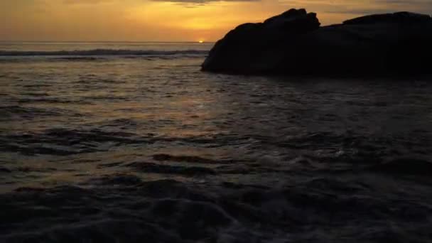Atmosfera Dei Momenti Mentre Sole Tramonta Una Spiaggia Tapak Tuan — Video Stock