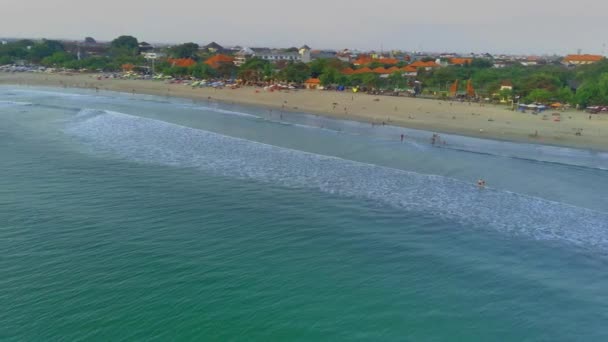 Метушлива Атмосфера Пляжу Легіан Кута Балі Видом Дерева Готелі Протягом — стокове відео