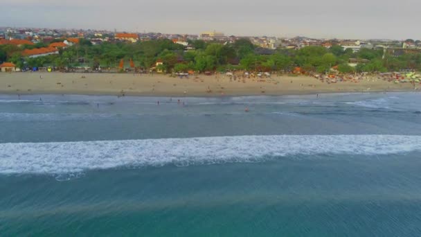 在拥挤的一天里 莱吉安海滩 巴厘等地繁华的氛围中 可以看到树木和酒店的景象 这些景象都是用无人驾驶飞机从空中捕捉的 空中录像 — 图库视频影像
