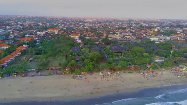 Tętniąca Życiem Atmosfera Legian Beach Kuta Bali Widokiem Drzewa Hotele — Wideo stockowe