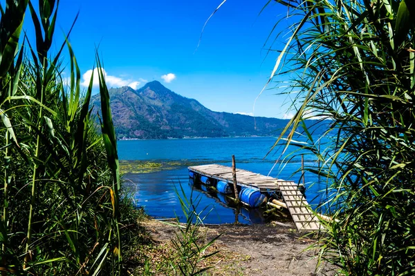 Cais Madeira Tradicional Borda Lago Batur Com Pano Fundo Colinas — Fotografia de Stock