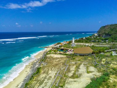 Bali 'deki Pandawa Sahili' nin havadan görünüşü, beyaz kumlu kıyıları, çarpıcı kireçtaşı kayalıkları ve parlak mavi gökyüzü ile nefes kesici. İnsansız hava aracı ile hava görüntüleri.