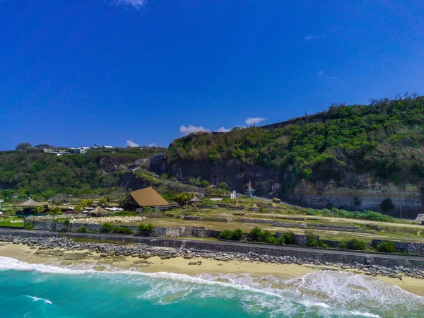 バリ島のパンダワビーチの空中視点からの眺めは息をのむ 白い砂浜 素晴らしい石灰岩の崖 そして華麗な青空です ドローンによる航空映像 — ストック写真
