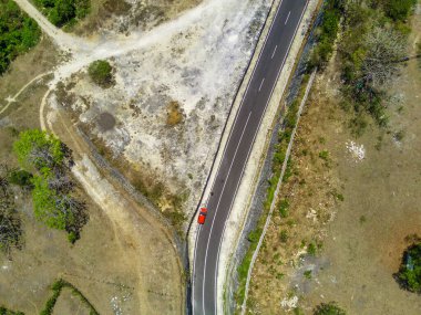 Bali 'deki Pandawa Sahili' ndeki uçurumlar arasındaki yolun yüksek açılı drone fotoğrafı bu manzaralı kıyı yoluna nefes kesici bir bakış açısı sunuyor. Bir hava fotoğrafı..