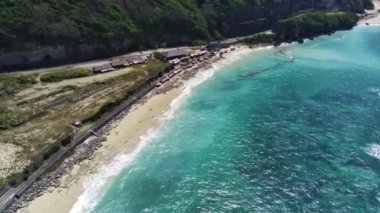 Bali 'deki Pandawa Sahili dalgaların yumuşak sesi ve açık mavi gökyüzü ile güzel mavi bir denize sahiptir. Uzakta Pandawa deniz fenerini de görebilirsiniz. Video bir İHA kullanılarak çekildi..