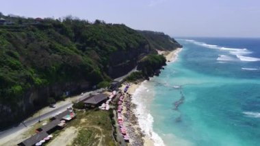 Bali 'deki Pandawa Sahili dalgaların yumuşak sesi ve açık mavi gökyüzü ile güzel mavi bir denize sahiptir. Uzakta Pandawa deniz fenerini de görebilirsiniz. Video bir İHA kullanılarak çekildi..