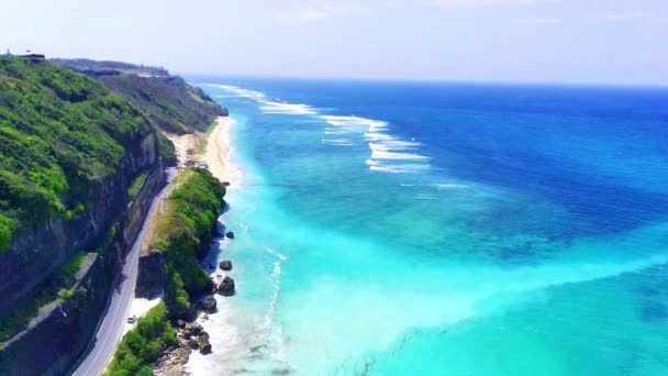 从空中看 巴厘岛的潘达瓦海滩以清澈的蓝水 洁白的沙滩 海岸岩石和路边悬崖上茂盛的植被而自豪 用无人驾驶飞机拍摄的空中录像 — 图库视频影像