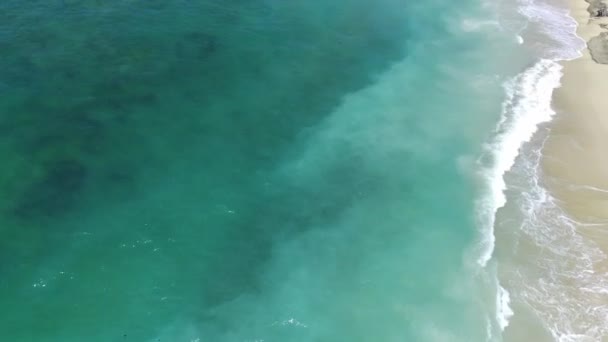 Vue Air Doux Clapotis Des Vagues Cristallines Turquoises Océan Lave — Video