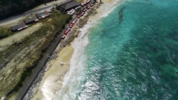 Вид Повітря Ніжне Опускання Бірюзового Кольору Кришталево Чистих Океанічних Хвиль — стокове відео
