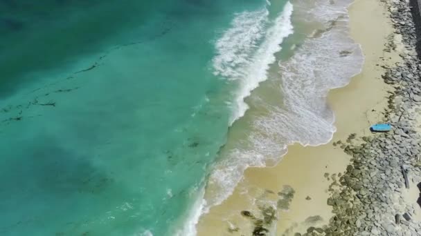 Vzduchu Vidět Jemné Šplouchání Tyrkysově Zbarvených Křišťálově Čistých Vln Oceánu — Stock video