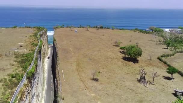 一架无人驾驶飞机在Pandawa海滩上空飞行 占领了悬崖峭壁顶上广阔的草原 这些悬崖被雕刻成一条通往印度洋海滩的道路 空中录像 — 图库视频影像