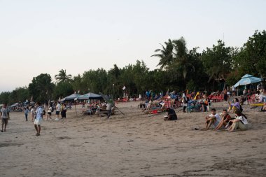 31 Ağustos 2023. Bali, Endonezya. Aktivitelerle meşgul olan insanlar, Bali Kuta Sahili 'ndeki dalgaların sesiyle günbatımının tadını çıkarıyorlar. Editör stree fotoğrafı.