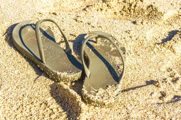 Pair Flip Flops Left Sandy Shores Melasti Beach Bali Indonesia — Stock Photo, Image