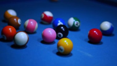 Bilardo oyununda bilardo toplarının düzenlenmesine karşı ilk atış. Spor ve oyun görüntüleri