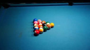 Bilardo oyununda bilardo toplarının düzenlenmesine karşı ilk atış. Spor ve oyun görüntüleri