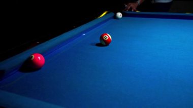 Bilardo maçında bilardo topuna karşı şut atıldı. Spor ve oyun fotoğrafçılığı.