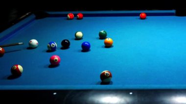 Bilardo maçında bilardo topuna karşı şut atıldı. Spor ve oyun fotoğrafçılığı.