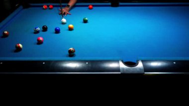 Bilardo maçında bilardo topuna karşı şut atıldı. Spor ve oyun fotoğrafçılığı.