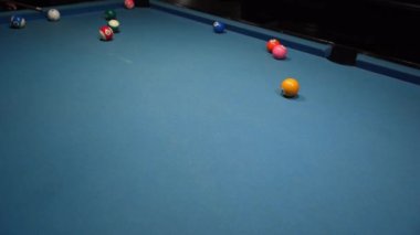 Bilardo maçında bilardo topuna karşı şut atıldı. Spor ve oyun fotoğrafçılığı.