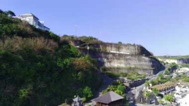Melasti Sahili, Bali, Endonezya, Havacılık, egzotik uçurum manzarası, villalar, tünemiş kayalıklar. Doğa ve Eğlence Fotoğrafçılığı.