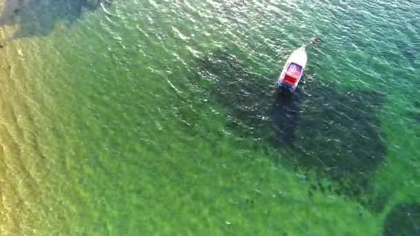 Una Barca Ormeggiata Nelle Acque Calme Limpide Cemara Beach Sanur — Video Stock