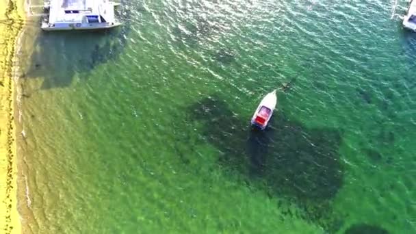 Mehrere Boote Machten Morgen Ruhigen Und Klaren Wasser Des Cemara — Stockvideo