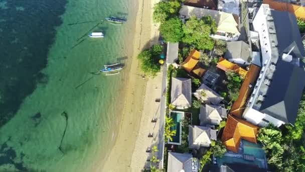 クリーミーな色の砂 クリスタルクリア海水 緑の木 ビーチフロントリゾートの列と一緒にセサラビーチに沿って飛んでください エアリアル映像 — ストック動画