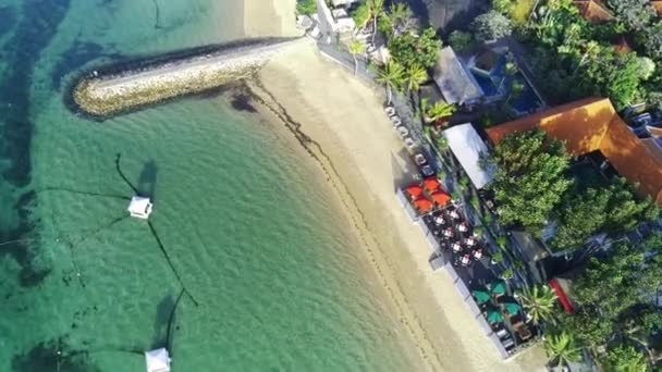 带着乳白色的沙子 晶莹清澈的海水 茂密的绿树和一排海滨度假胜地沿着杰玛拉海滩飞行 空中录像 — 图库视频影像