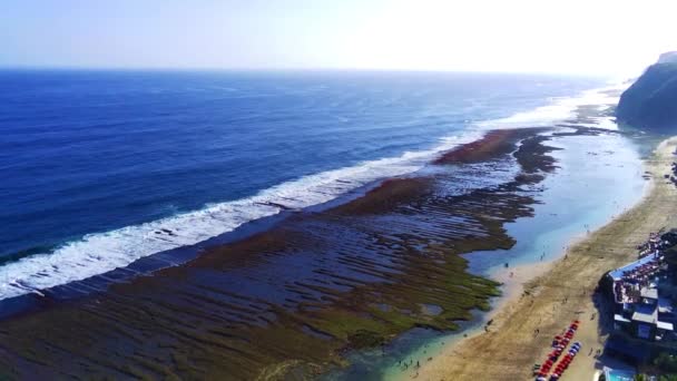 Plaża Melasti Bali Indonezja Ujarzmiony Powietrza Dronem Prezentujący Rozległy Widok — Wideo stockowe