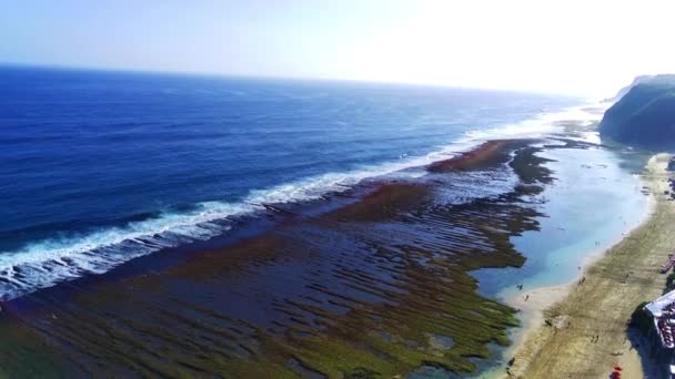 印度尼西亚巴厘Melasti海滩 用无人驾驶飞机从空中拍摄 展示广阔的海洋景观和广阔的沙滩 以及沿着海岸线进行的活动 空中图像 — 图库视频影像