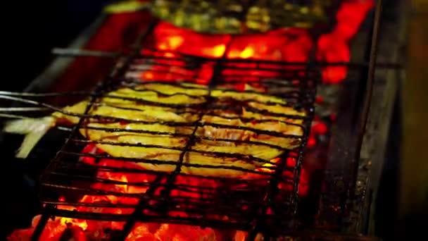Tradisjonell Indonesisk Grillet Fiskerett Marinert Blanding Krydder Urter Deretter Grillet – stockvideo